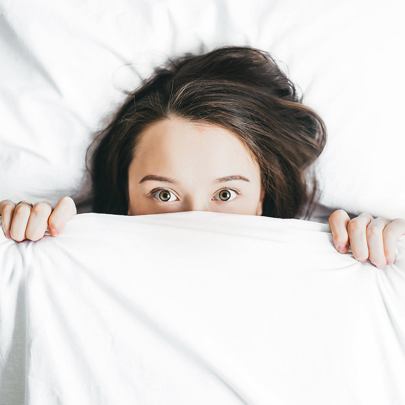 lady under bedcovers insomnia